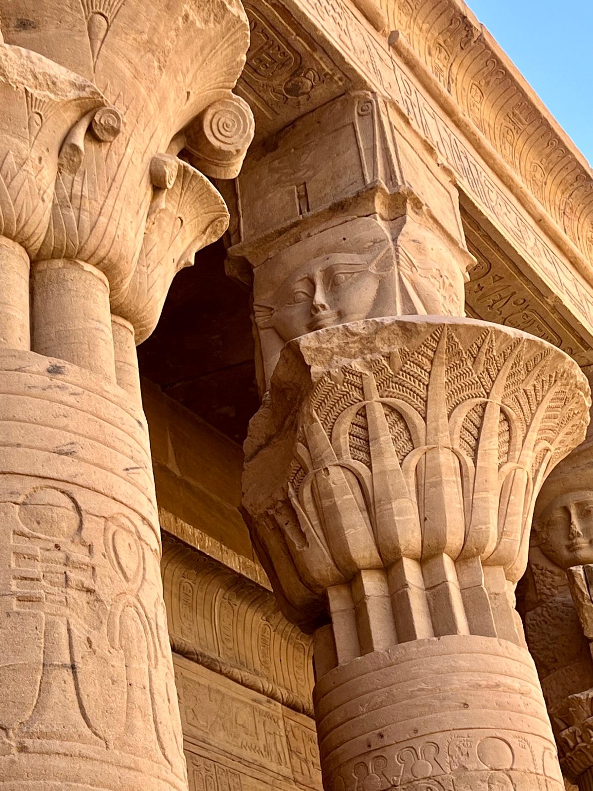 Hatschepsut Tempel Hathor Säule Ägypten Reise Sarah Gress Hatschepsut Tempel mit Hathor Säule auf der Spirituellen Ägypten Reise von Sarah Gress