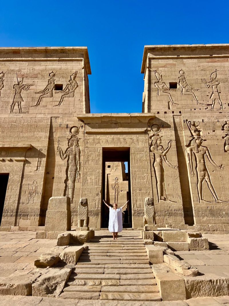 Isis Tempel Eingangsportal auf der Insel Philae bei der Ägypten Reise von Sarah Gress