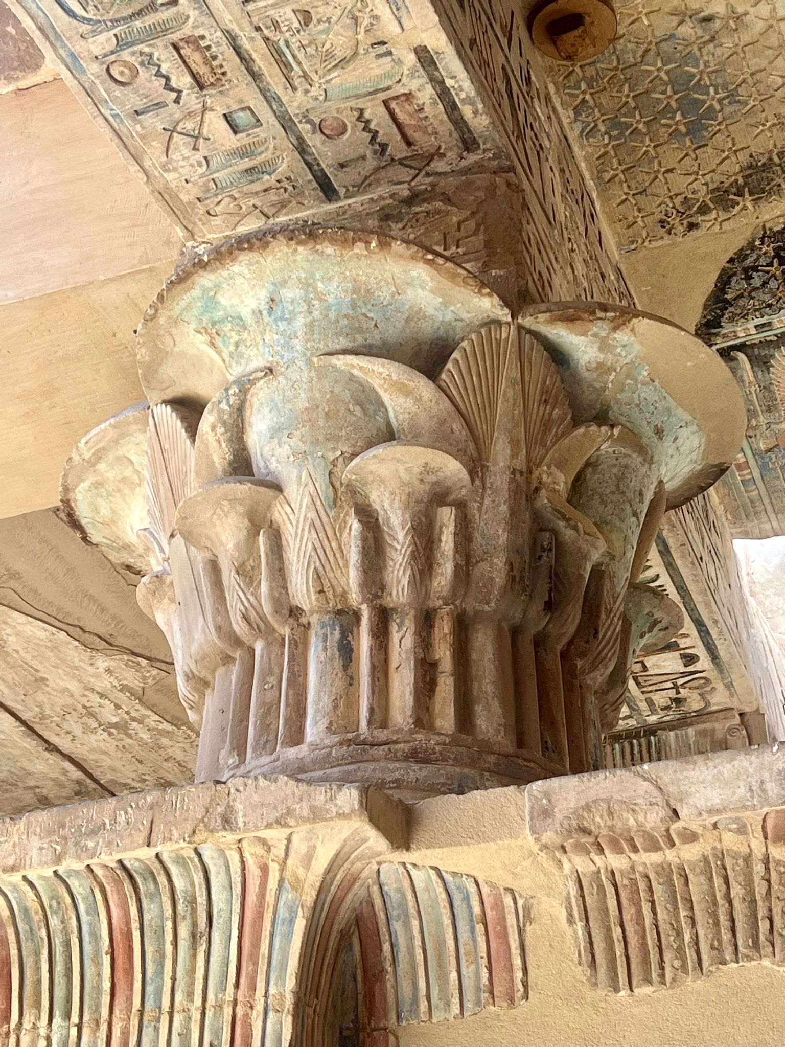 Lotus Säule Hathor Tempel Deir el Medina Ägypten Reise Sarah Gress Lotus Säule Hathor Tempel Deir el Medina Ägypten Reise Sarah Gress