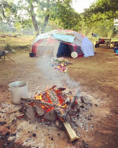 Schwitzhütte mit Feuerstelle Schwitzhütte mir Feuerstelle bei einer Schwitzhütten Zeremonie mit Sarah Gress