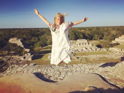 Spirituelle Mexiko-Reisen - Sarah springt