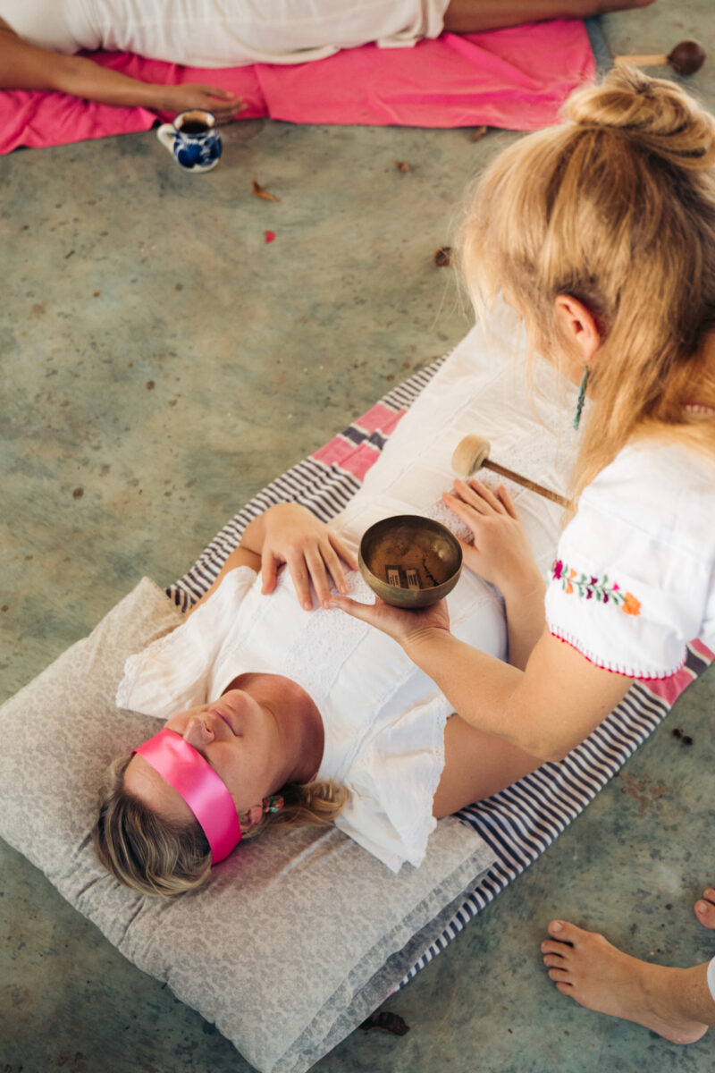 Klangschalen Klänge zur Entspannung und Heilung von einer Frau zur Anderen