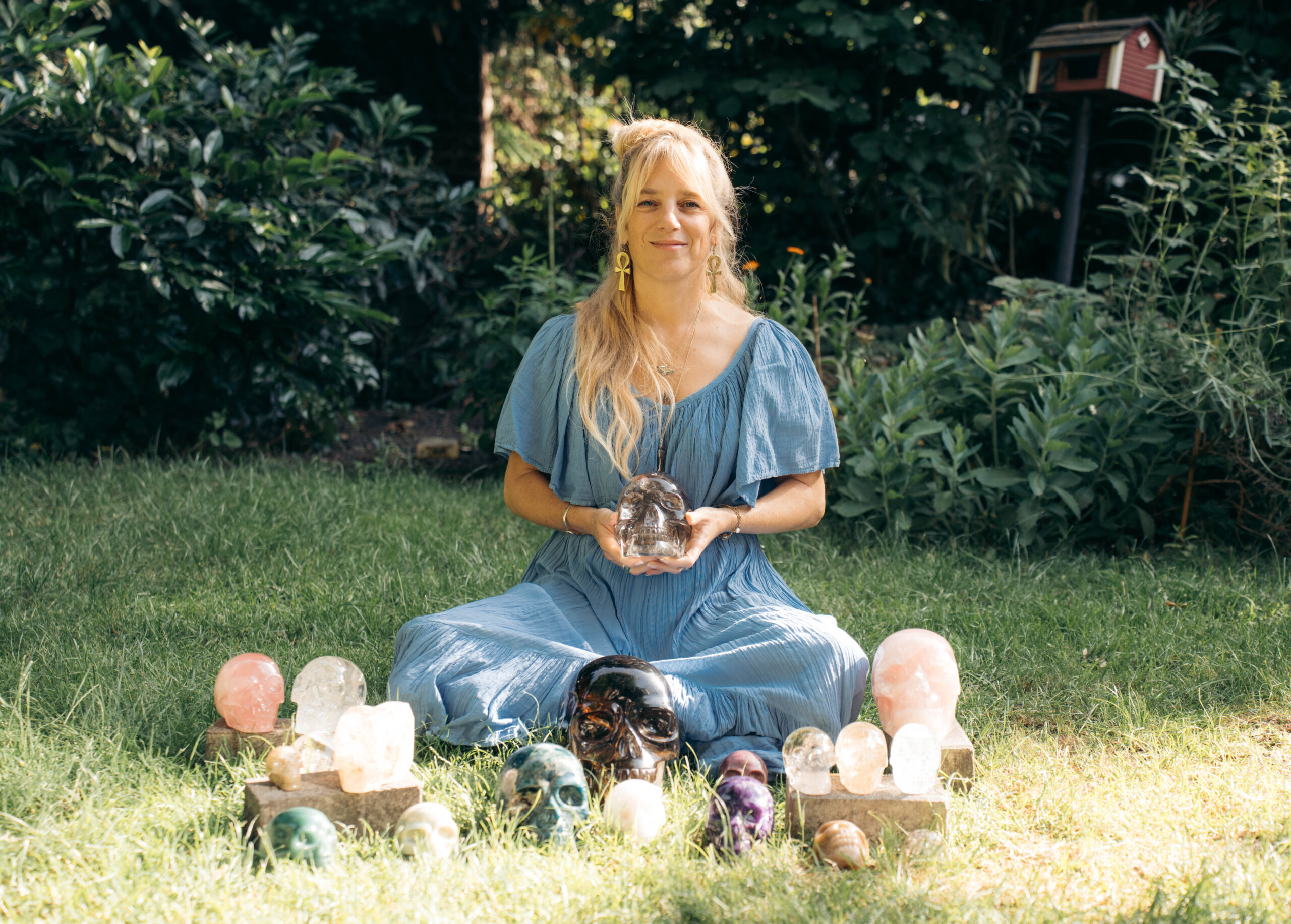 Sarah Gress mit Kristallschädeln bei einem Workshop in der Natur