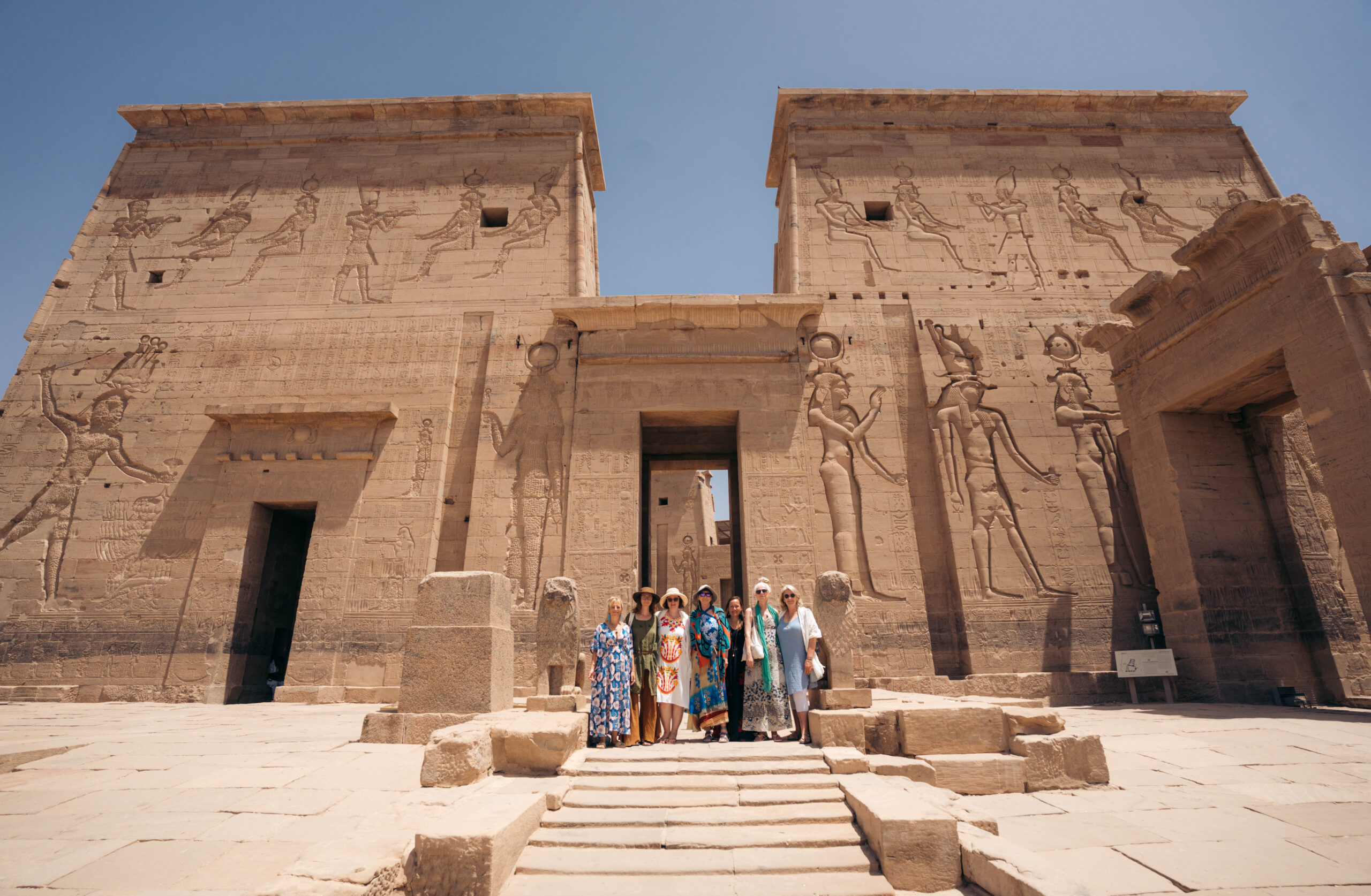Gruppe von Priesterinnen vor dem Isis Tempel auf der Gruppenreise nach Ägypten mit Sarah Gress