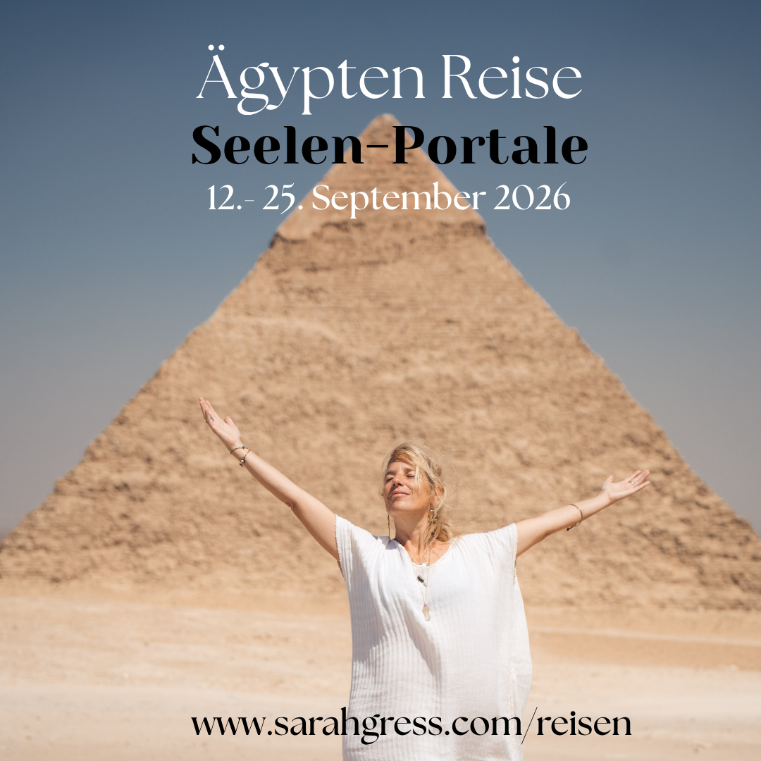 Sarah Gress vor den Pyramiden von Gizeh auf Ägypten Reise