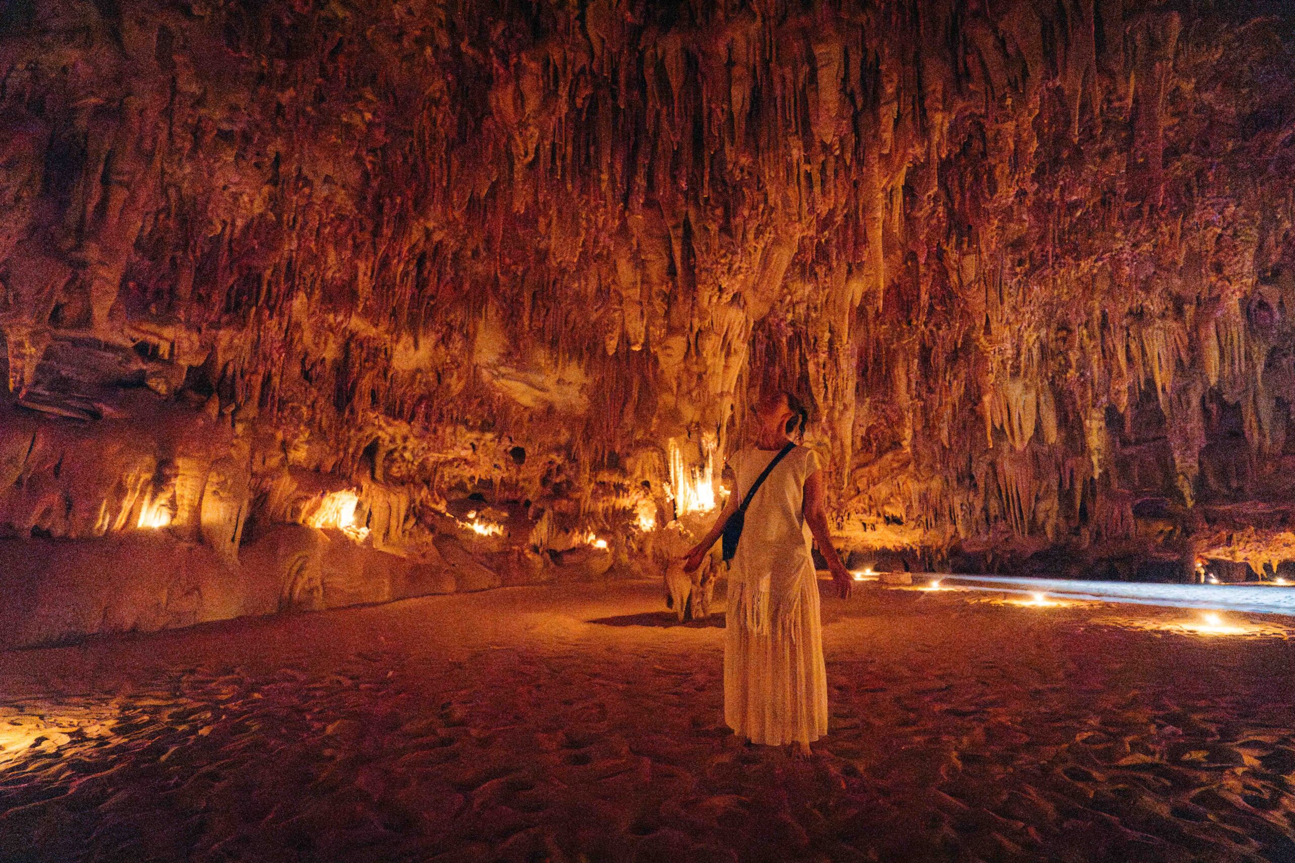 Frau in der Djara Kristallhöhle auf der Spirituellen Ägypten Reise von Sarah Gress