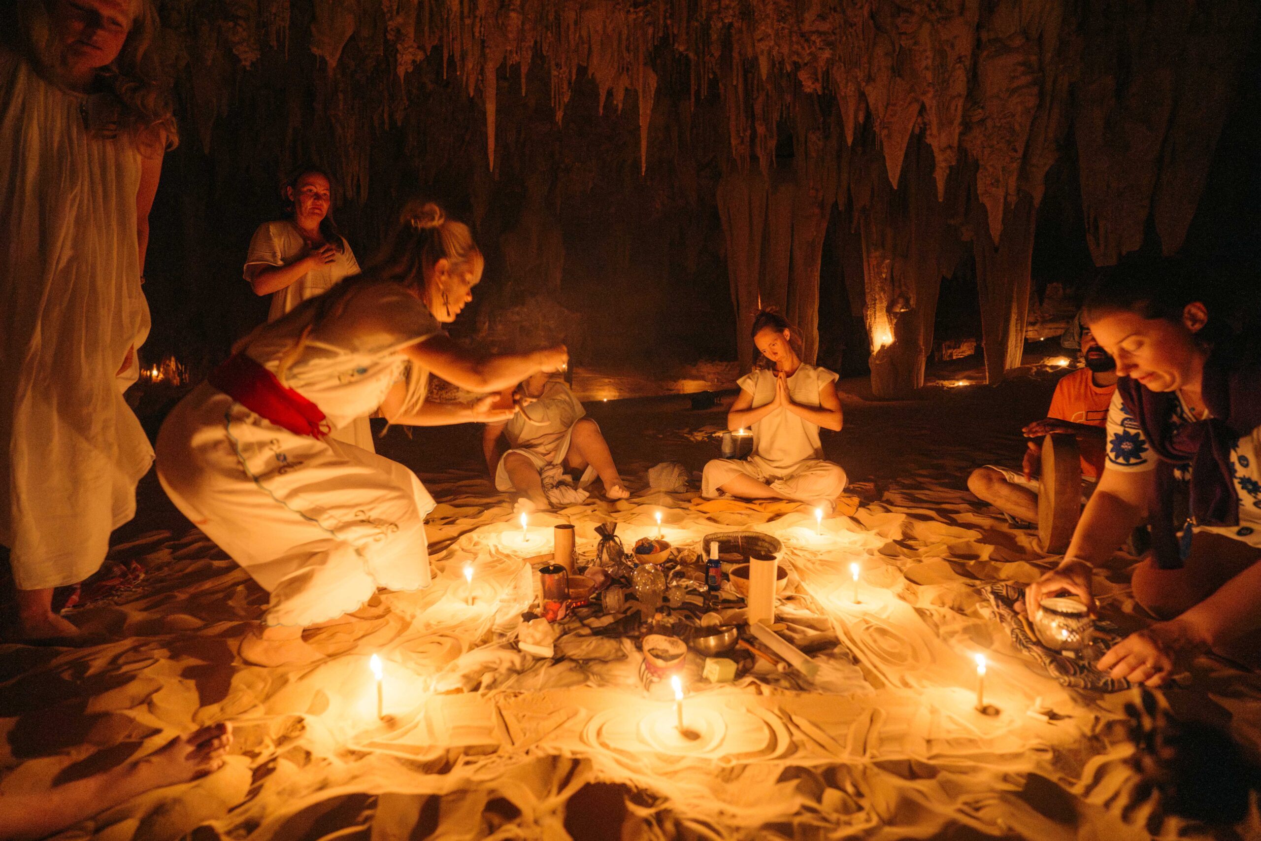 Zeremonie mit einer Gruppe von Frauen in der Djara Kristallhöhle auf der Spirituellen Ägypten Reise von Sarah Gress