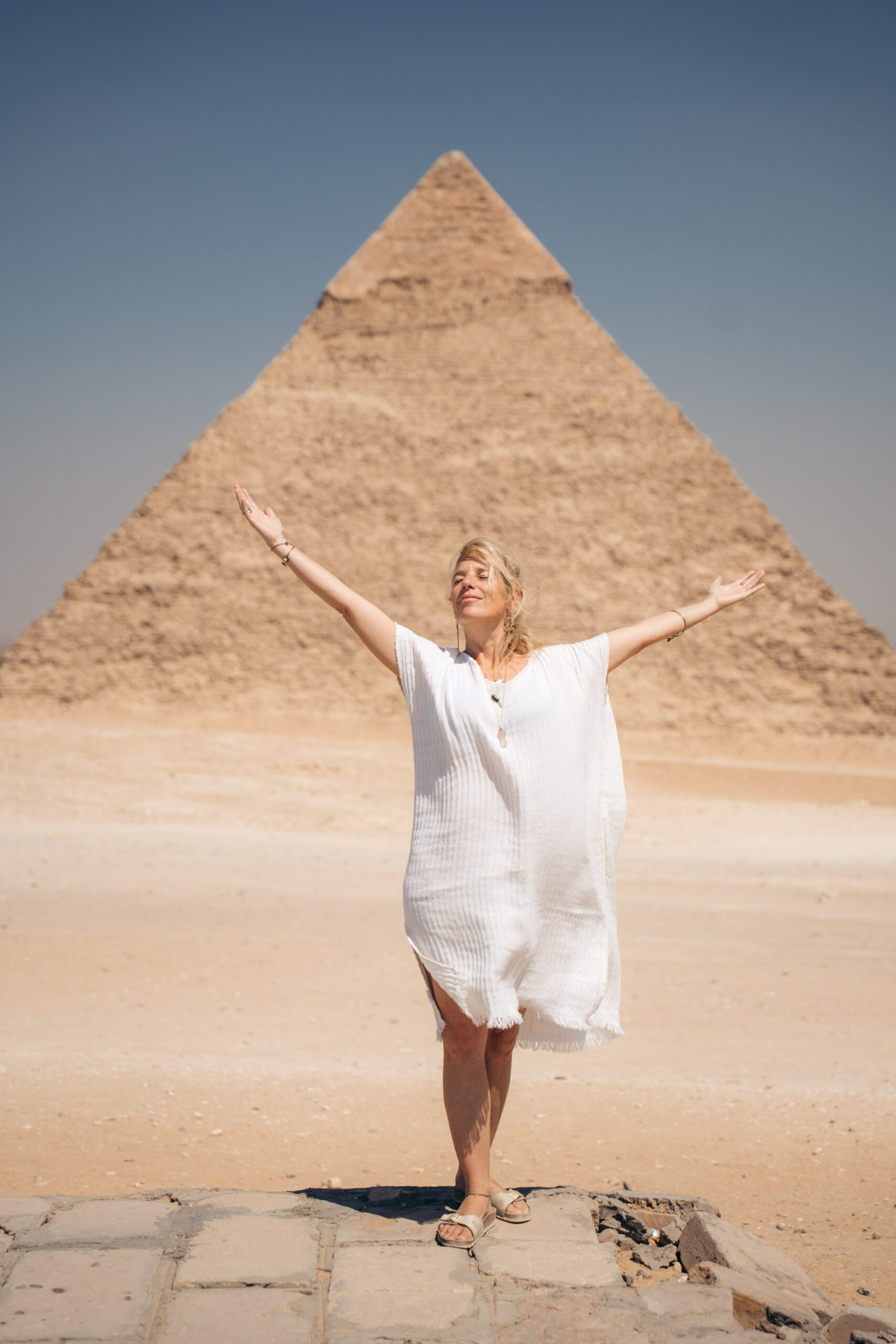 Sarah Gress vor der Pyramide von Gizeh auf der Spirituellen Ägypten Reise von sarahgress