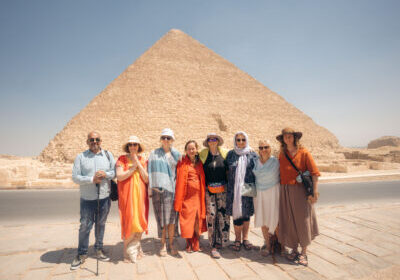 Gruppe vor einer der großen Pyramiden von Giza in Ägypten bei der Spirituellen Reise von Sarah Gress