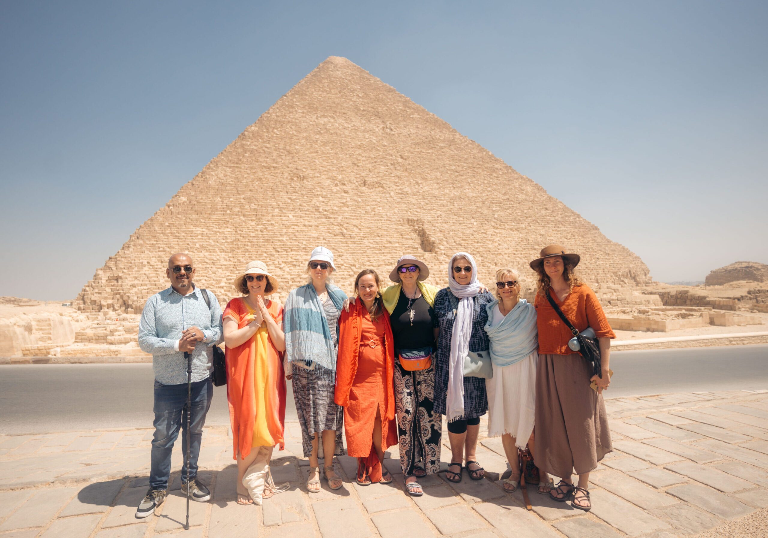Gruppe vor einer der großen Pyramiden von Giza in Ägypten bei der Spirituellen Reise von Sarah Gress