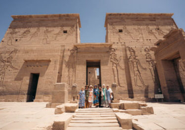 Gruppe von Priesterinnen vor dem Isis Tempel auf der Gruppenreise nach Ägypten mit Sarah Gress