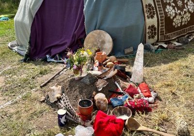 Altar und Schwitzhütte in einer Schwitzhütten Zeremonie mit Sarah Gress